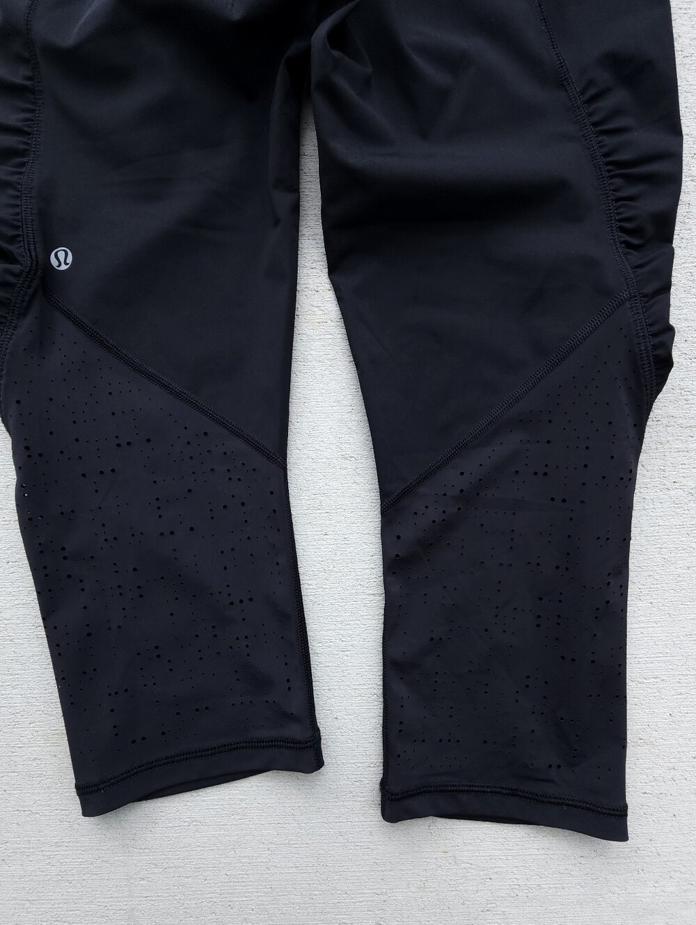 Lululemon Run For Your Life Capri Black Leggings Crop Size 8 Vent Hidden Pockets - Picture 4 of 10